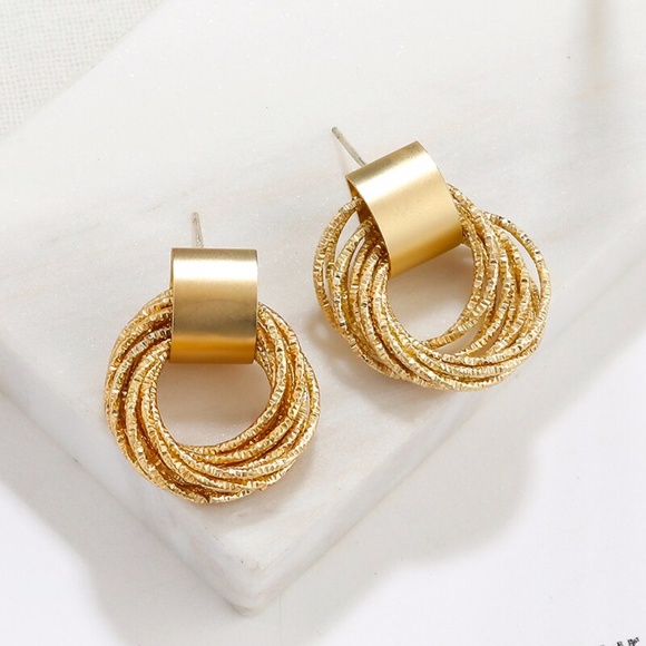 Trendy gold twist earrings - Picture 4 of 5